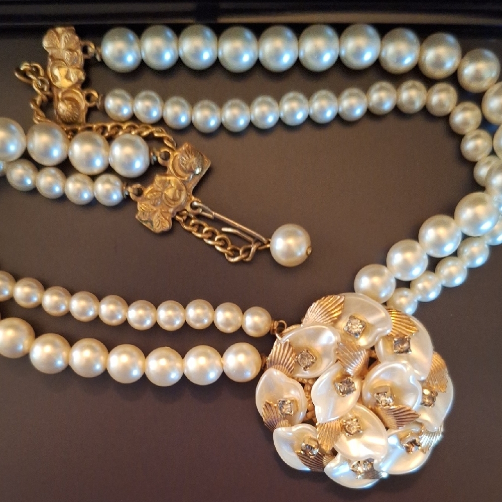 Vintage Faux Pearl Choker Necklace with Amazing Elegant Pendant